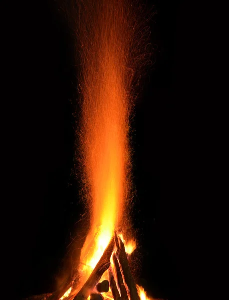 Flammes d'un feu de camp dans la nuit — Photo
