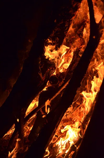 Flammen eines Lagerfeuers in der Nacht — Stockfoto