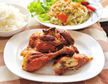 Beyaz tabakta kızarmış tavuk.