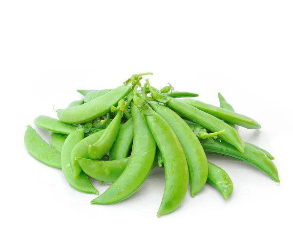 Groene bonen geïsoleerd op een witte achtergrond — Stockfoto