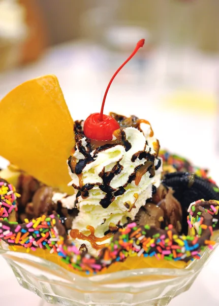 冰淇淋与巧克力打顶 — 图库照片