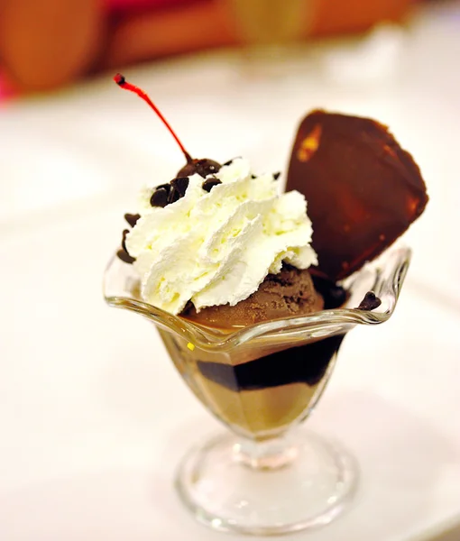 Crème glacée avec garniture au chocolat — Photo
