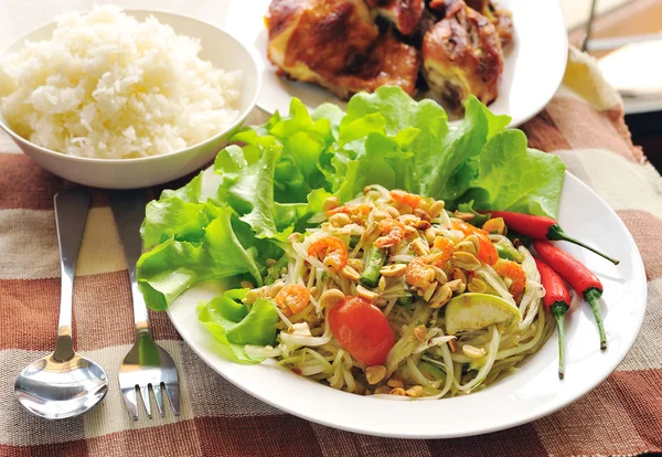 Somtum thailändisches Essen und würzige Speisen auf einem weißen Teller — Stockfoto