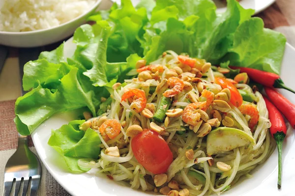 Somtum Thai comida y comida picante en un plato blanco — Foto de Stock