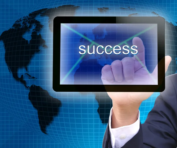 Biznesmen ręcznie, naciskając przycisk sukces na interfejs ekranu dotykowego — Zdjęcie stockowe