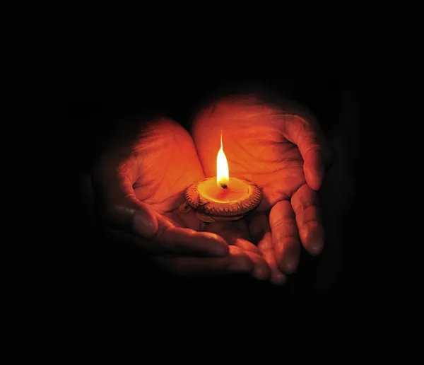 Brennende Kerze in der Hand — Stockfoto