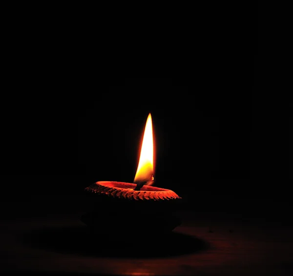 Svíčka, izolované na černém pozadí — Stock fotografie