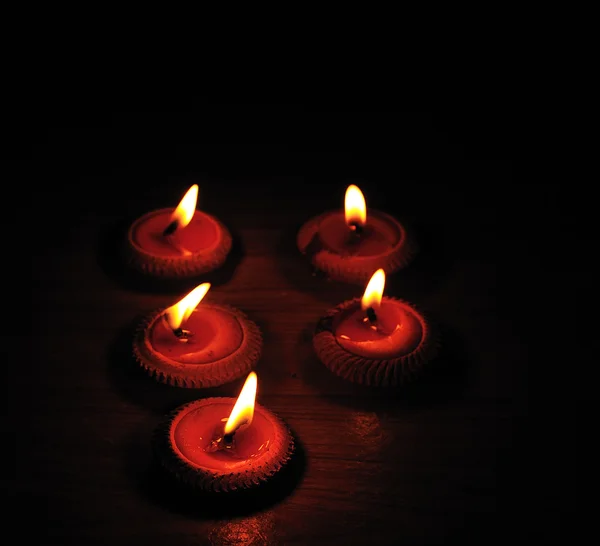 Hořící svíčky v svícnů — Stock fotografie