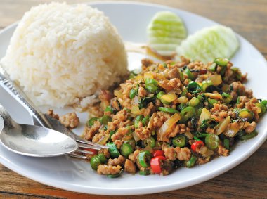 Tayland baharatlı yemekleri, karıştırın kızarmış domuz eti whit fesleğen