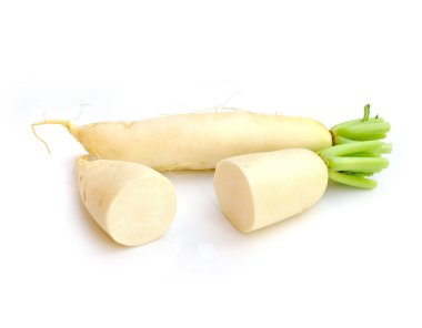 daikon turpları beyaz arkaplanda izole edilmiş