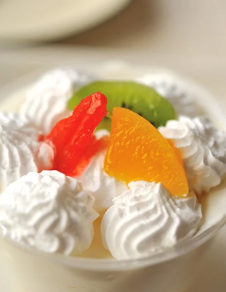 Стакан йогурта с фруктами — стоковое фото