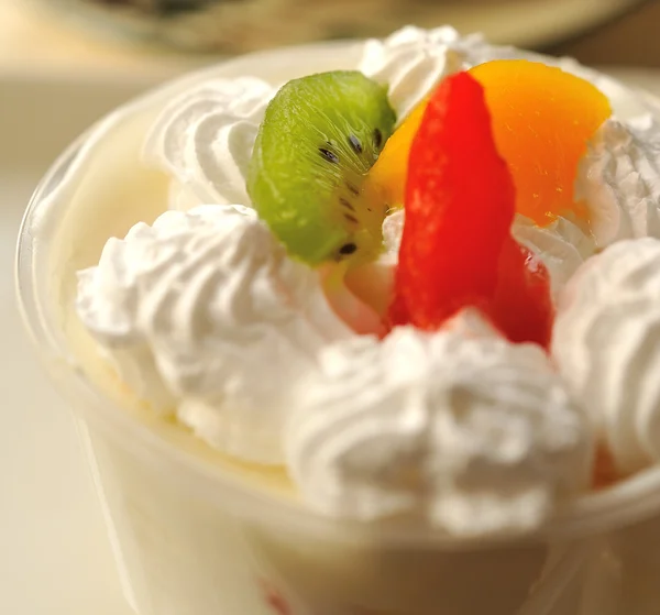 Glass 酸奶的水果 — 图库照片