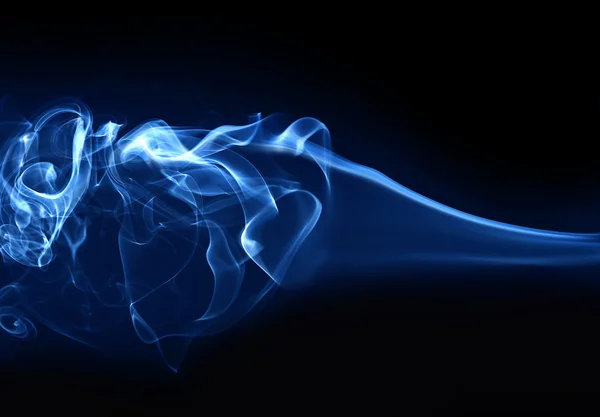 黒の背景に分離した抽象的な青い煙 — ストック写真