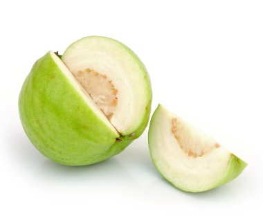 beyaz zemin üzerine guavas