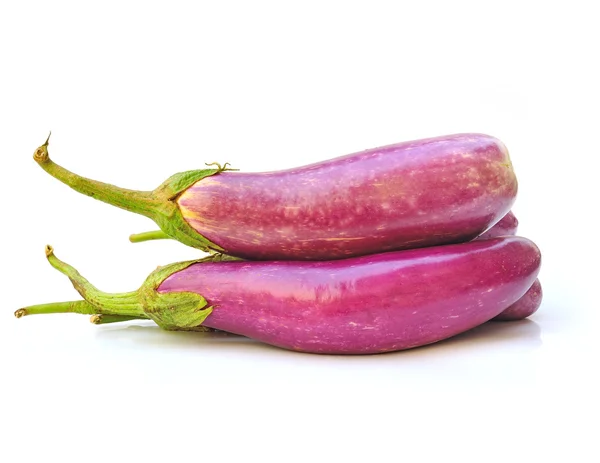 Aubergines geïsoleerd op witte achtergrond — Stockfoto