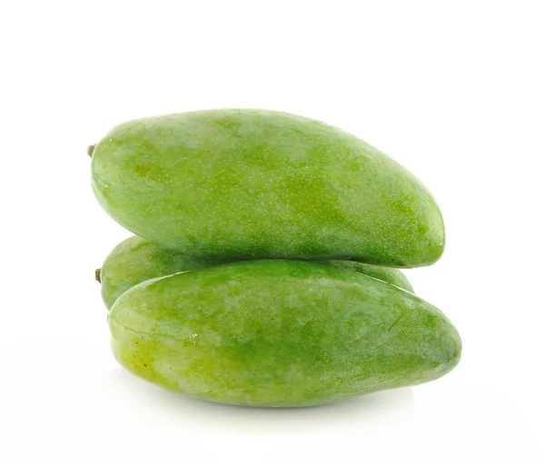 Zelené mango izolovaných na bílém pozadí — Stock fotografie
