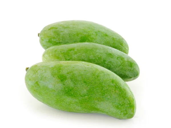 Зеленый манго изолированы на белом фоне — стоковое фото