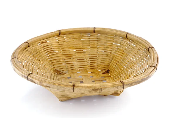 Una cesta vacía sobre un fondo blanco — Foto de Stock