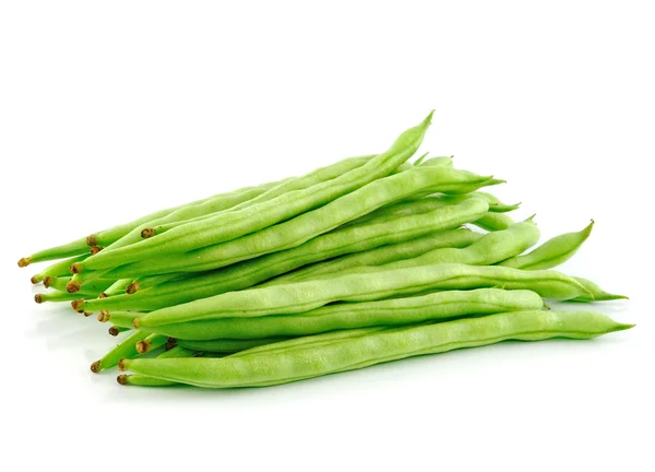 Grüne Erbsen auf weißem Hintergrund — Stockfoto