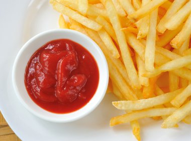 içinde beyaz bir tabak kızarmış patates