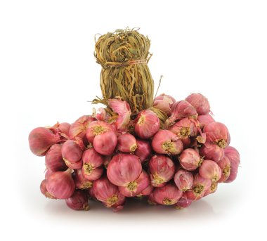 Beyaz arka plan üzerinde izole bir grup soğancık soğan.