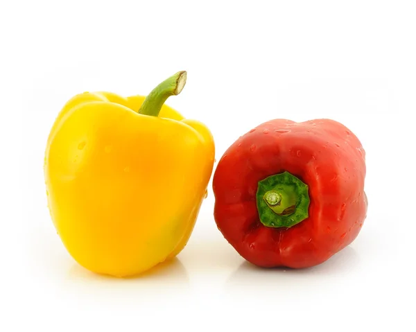Красный и желтый сладкий перец изолирован на белом фоне — стоковое фото