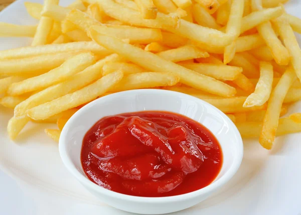 Pommes im weißen Teller — Stockfoto