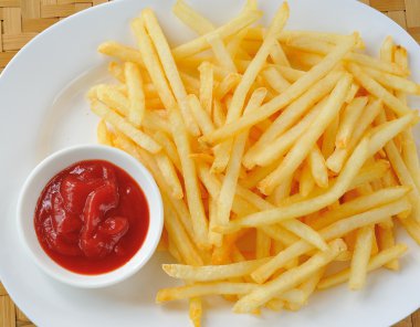içinde beyaz bir tabak kızarmış patates