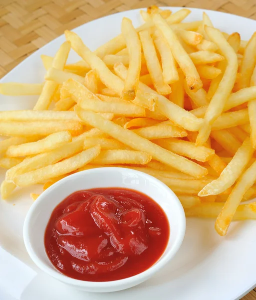 Batatas fritas em um prato branco — Fotografia de Stock