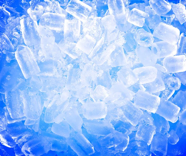 Fundo com cubos de gelo em luz azul — Fotografia de Stock