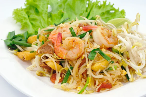 Thailändsk mat Pad thai, Stek nudlar med räkor — Stockfoto