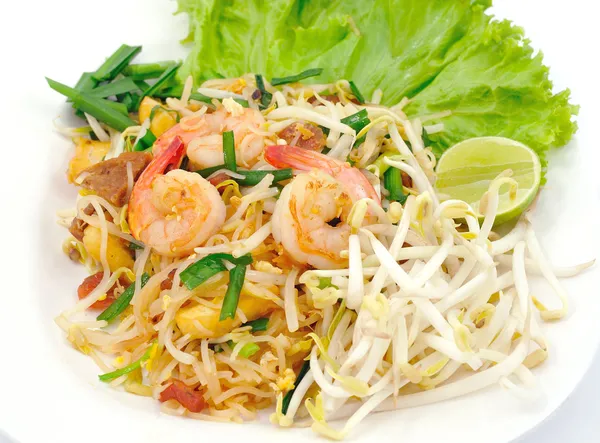 Thailändsk mat Pad thai, Stek nudlar med räkor — Stockfoto