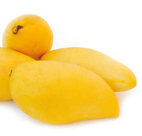 Żółte mango izolowane na białym tle — Zdjęcie stockowe