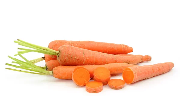 Свіжа морква ізольована на білому тлі — стокове фото