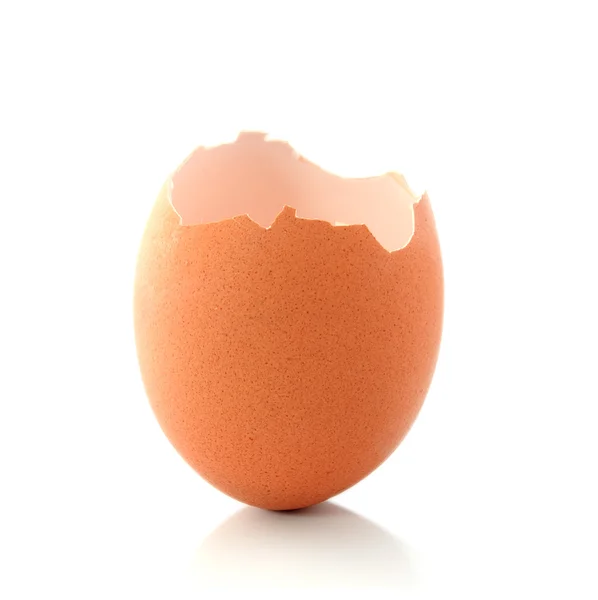 Gebroken "eggshell", geïsoleerde op wit — Stockfoto