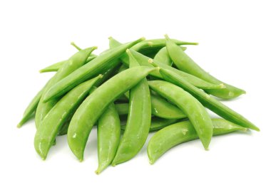 Beyaz arkaplanda taze yeşil bezelyeler.