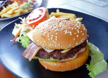 marul, domates, füme h ile büyük iştah açıcı fast food sandviç