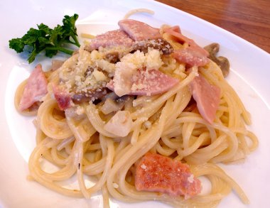 Spagetti sosis ve mantar ile