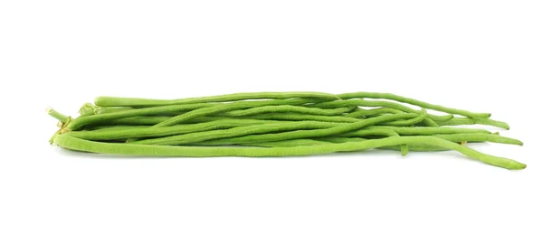 白い背景に隔離された緑の豆 — ストック写真