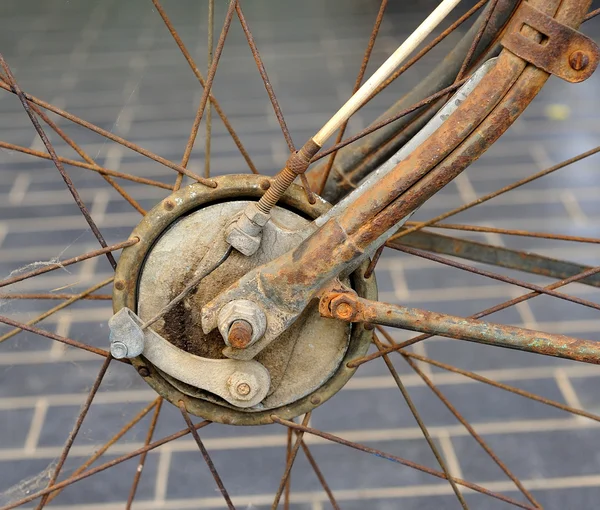 Das alte Fahrrad kaputt machen — Stockfoto