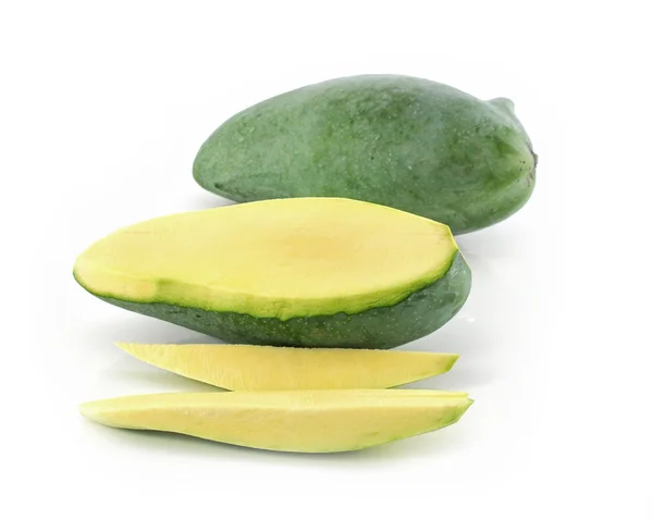 Grön mango isolerad på en vit bakgrund — Stockfoto