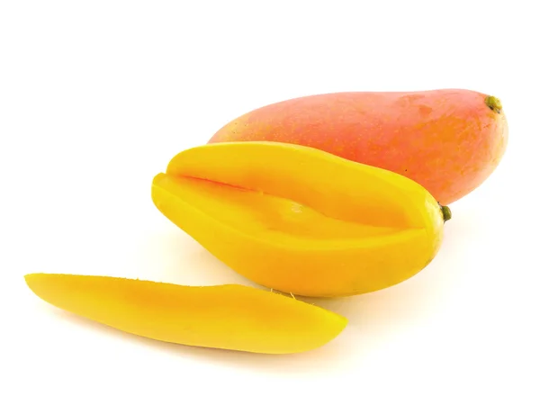 Gul mango isolerad på en vit bakgrund — Stockfoto