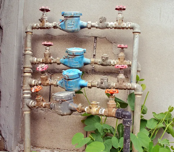 Vieja tubería de agua oxidada, medidor y válvula — Foto de Stock
