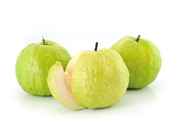 Beyaz zemin üzerine guavas — Stok fotoğraf