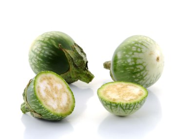 Beyaz arkaplanda patlıcan