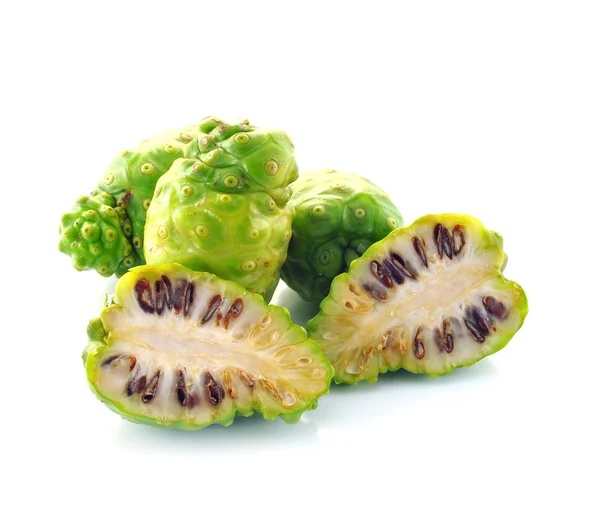 Fruta exótica Noni em branco — Fotografia de Stock