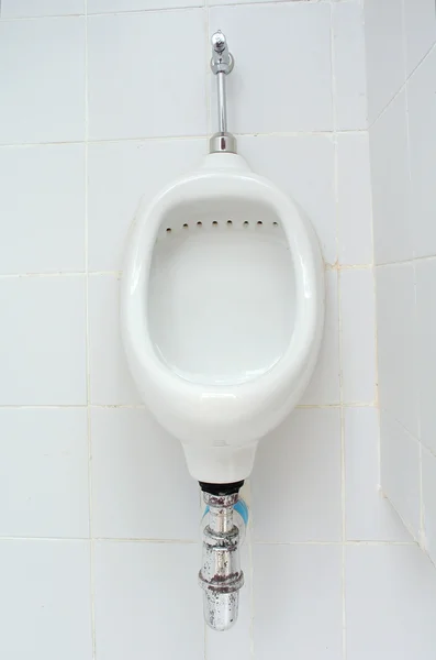 Λευκά κεραμικά είδη υγιεινής στην τουαλέτα — Φωτογραφία Αρχείου