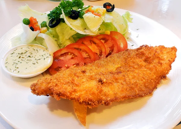 Fried fish and salad — Stock Photo, Image