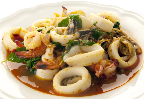 Sjømat stir-fritert sjømat med Basilikum – stockfoto