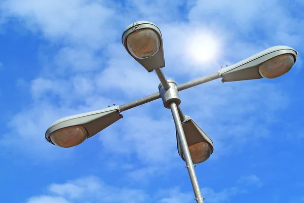 Luz de calle sobre un fondo de cielo azul — Foto de Stock